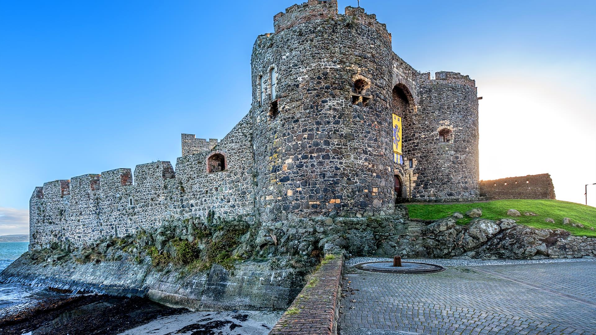 Giant's Causeway Antrim coast and the famous Carrickfergus castle tour (4 hours) For Groups
